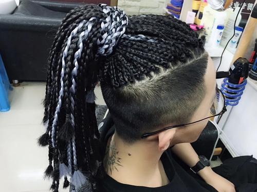 “过得和中国人一样”的非洲编发师心灵手巧，编的头发太美了！