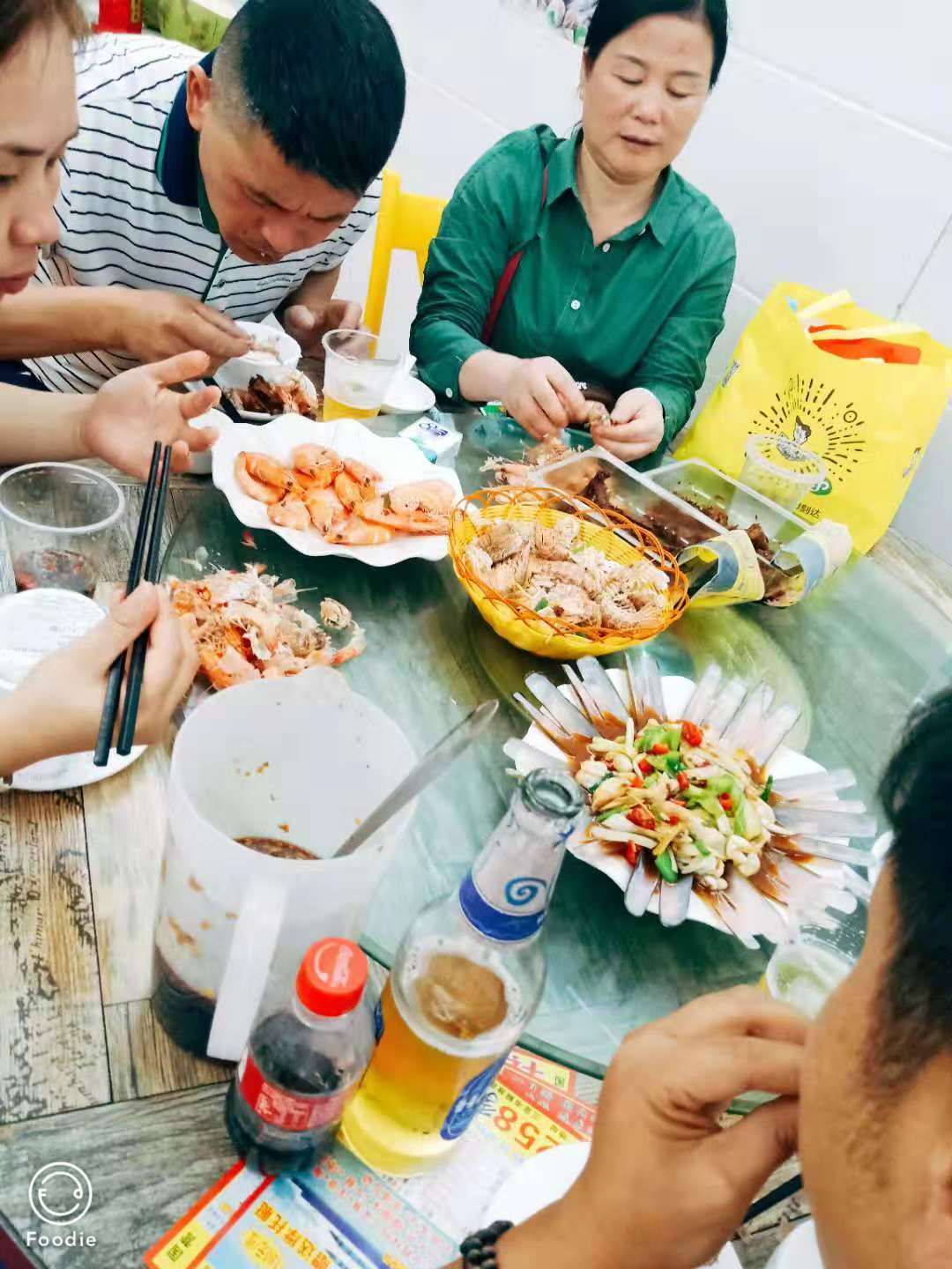 一群年轻人到三亚，摆pose，拍照