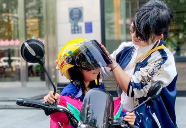 一盔一带家长带小孩,一盔一带送孩子上下学