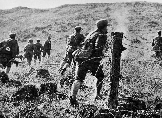 我军迷路战士路遇蟒蛇，顺藤摸瓜俘虏2名越南女特工