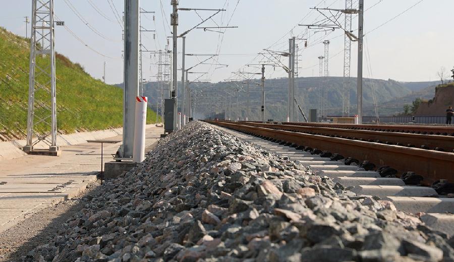 轨道下的碎石子是啥?为啥火车轨道下面要铺,高铁轨道上却不用