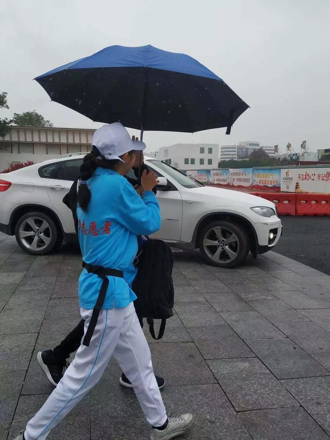 在街头当志愿者,凌晨四点出门当志愿者