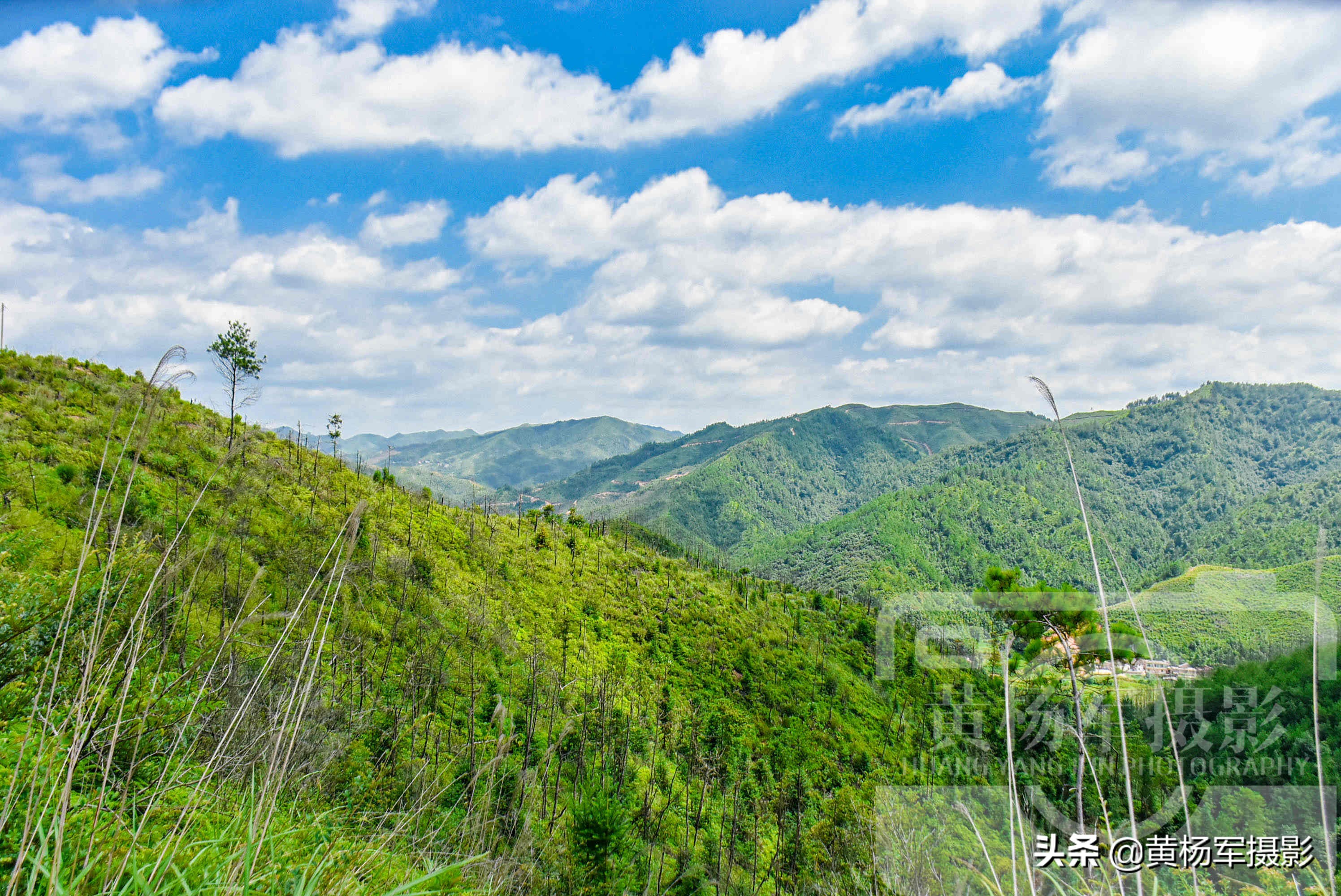 赣州于都县于山的美丽风光，蓝天白云下的绵延青山景色如画，很美