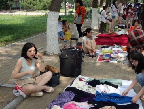 摆地摊卖服装的秘诀,摆地摊卖服装技巧方法吸引人