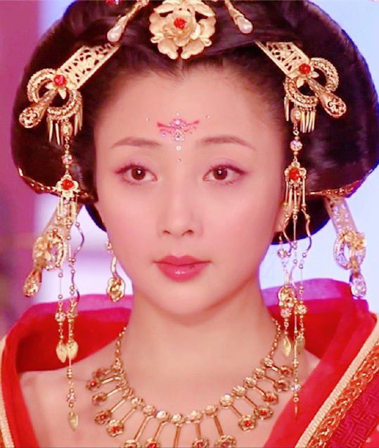 出场前吹成绝世美人,出场后却大失所望,看了感觉真尴尬