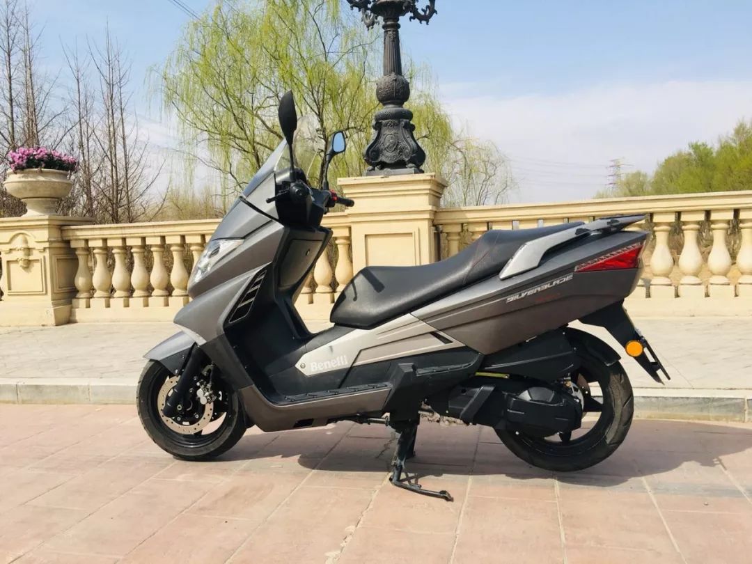 16年贝纳利银刃250现在值多少钱,贝纳利银刃250踏板摩托车跑偏