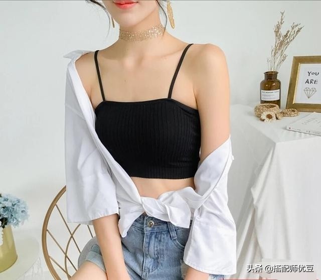 女生夏季穿吊带,内衣露出来太尴尬了吧!别怕,我有办法!