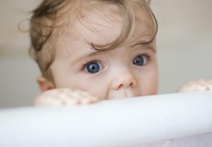 宝宝老是眨眼是散光吗,宝宝故意眨眼睛