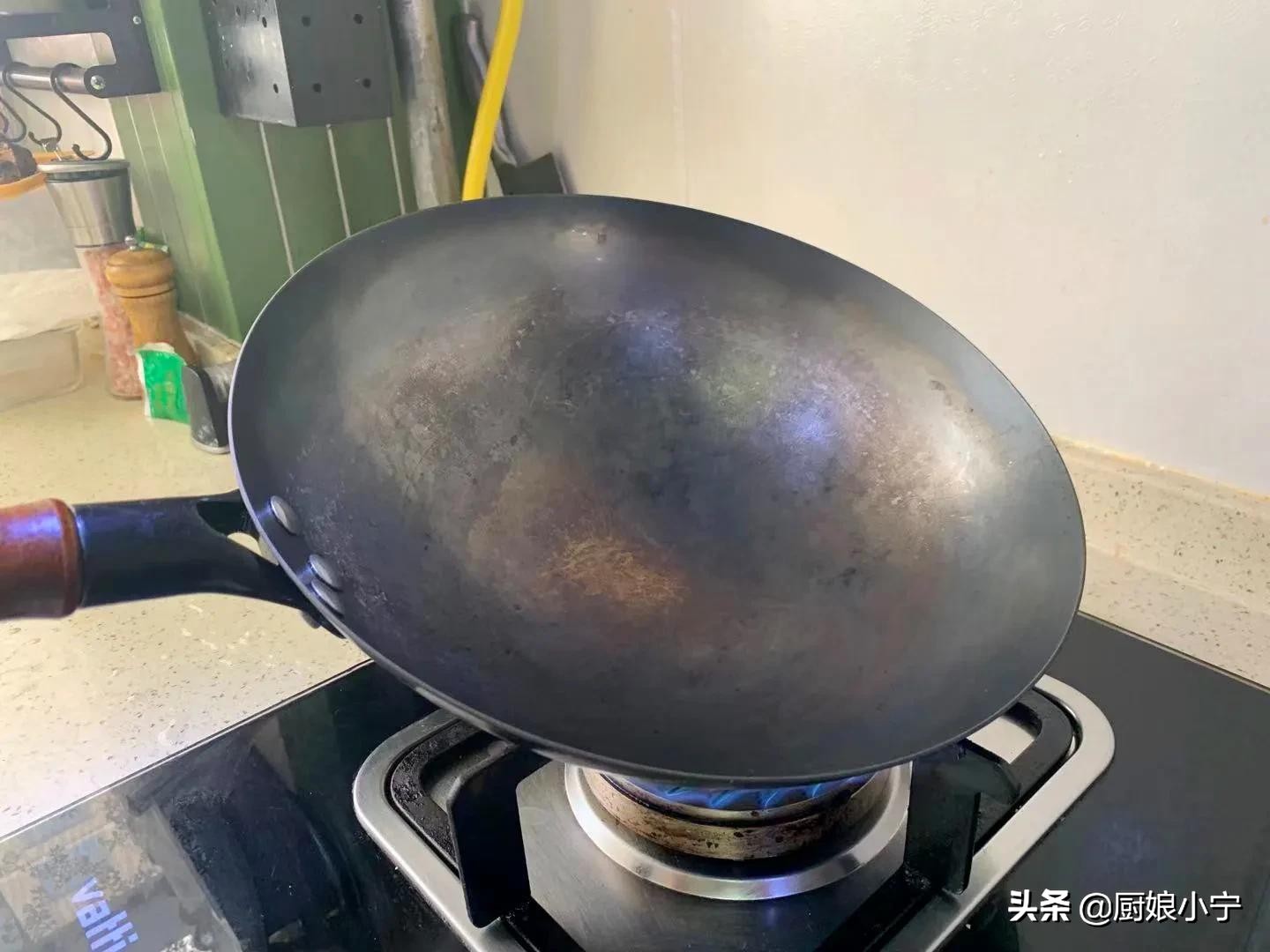 新买的铁锅千万别直接上油,新买铁锅开锅别直接用火烧
