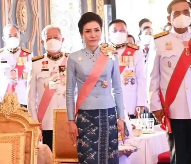 最新公务活动，诗妃坐次改变暗示地位改变，跪地卑微惹人怜