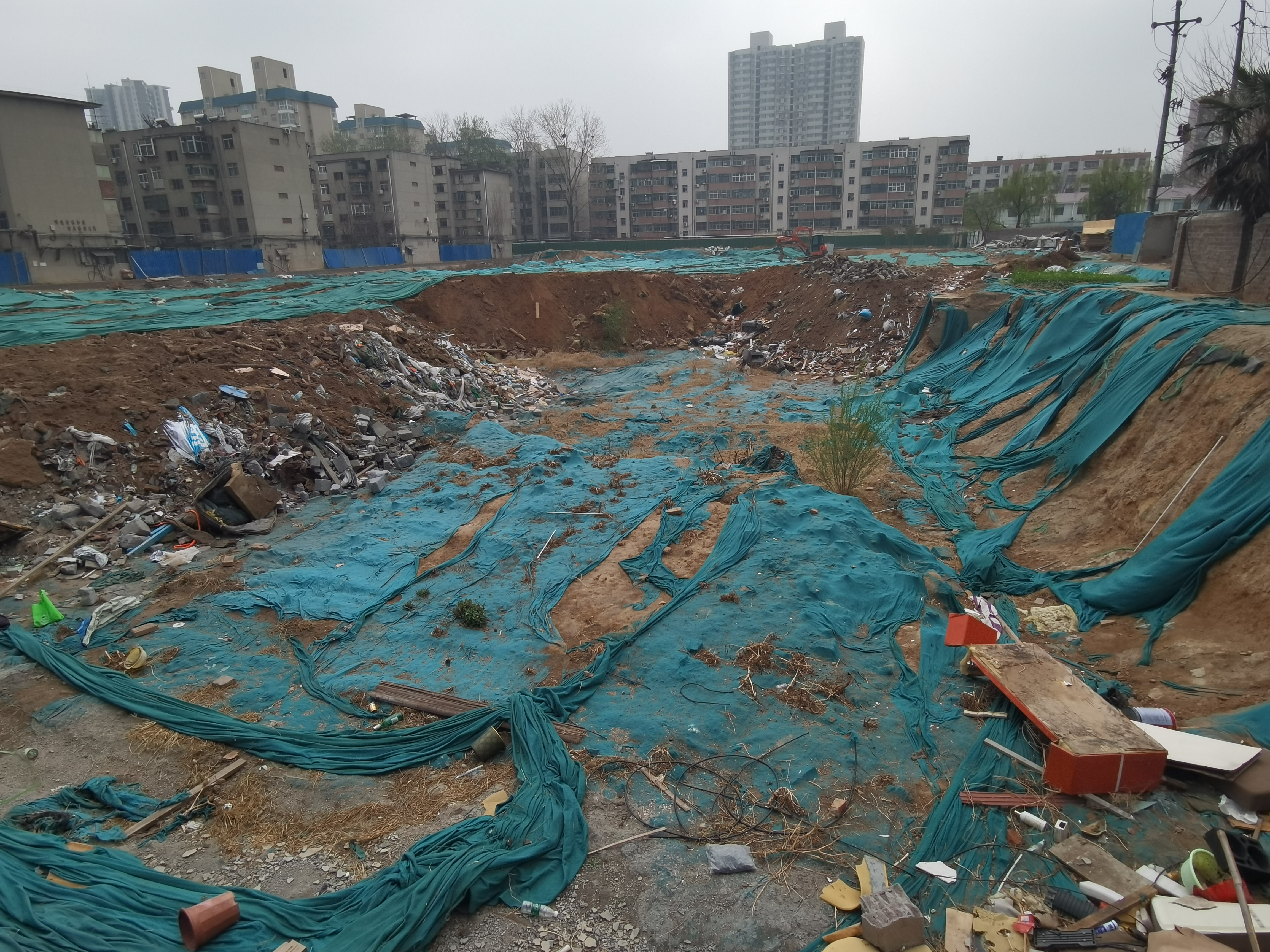 交钱四年后工地仍是个“坑”，教师团购房哪里去了？