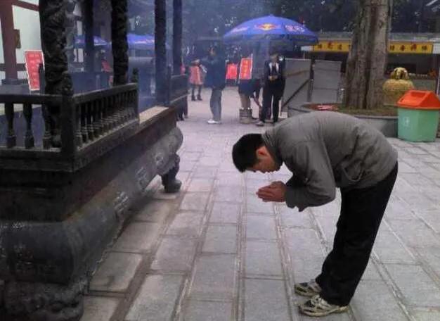 烧香拜佛时需要注意什么?记住4点佛教常识就好,不懂得了解一下