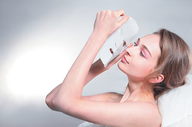 敷面膜那层塑料纸需要撕掉吗,敷面膜外面的纸要撕掉