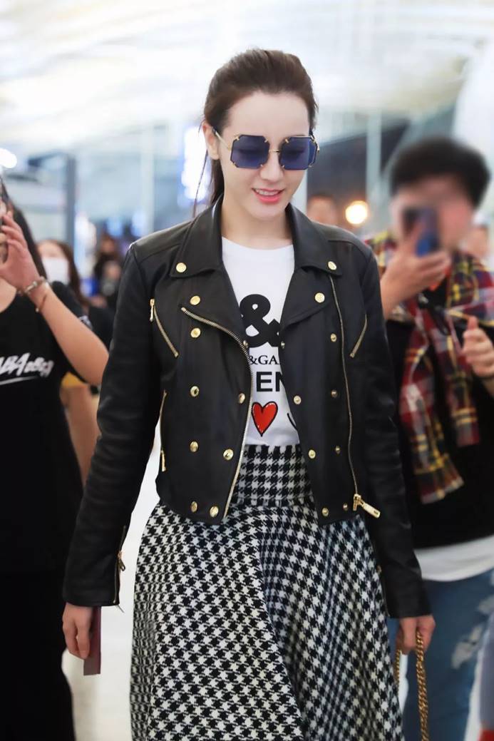 皮衣怎么穿显得时尚 (皮衣这样穿随性帅气气场十足)