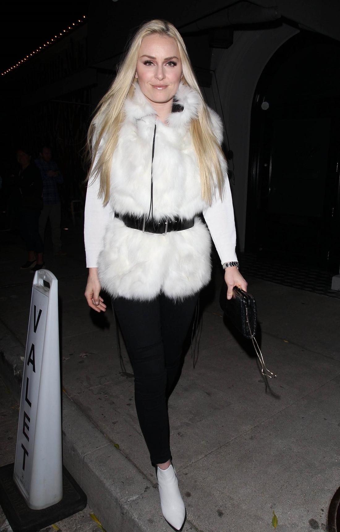 35岁滑雪女皇与黑人男友现身，曾嫁给教练，现皮肤松弛大腿粗壮