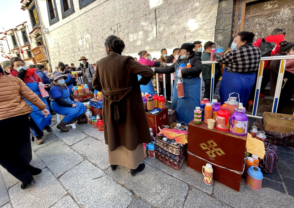 游1300年历史大昭寺，遇17岁无证导游，她说已做了四年讲解