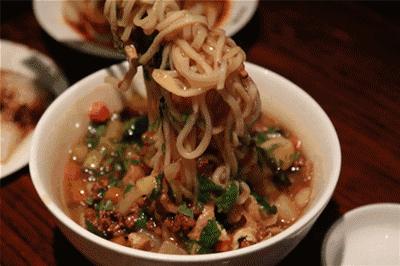 煮面条冷水好还是热水好,煮面条过冷水还是生水