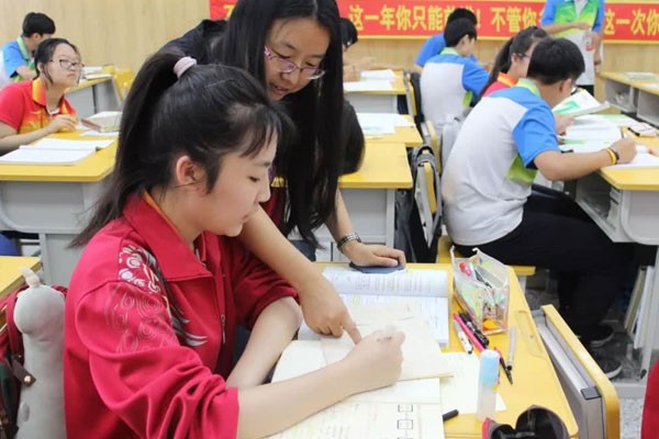 中考的定向招生和统招有什么区别,中考定向分配和统招有什么区别