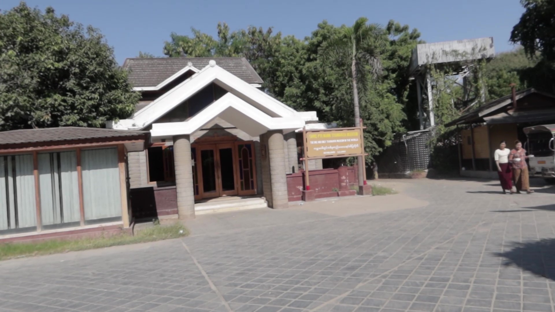 到缅甸你就可以看到满大街的大花脸，哪他们脸上的东西是什么？