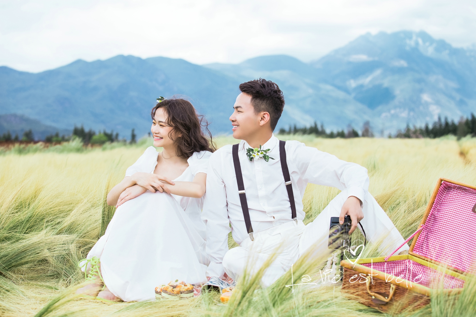 婚纱照一般选什么照片当摆台,婚纱照10张怎么挂墙上好看