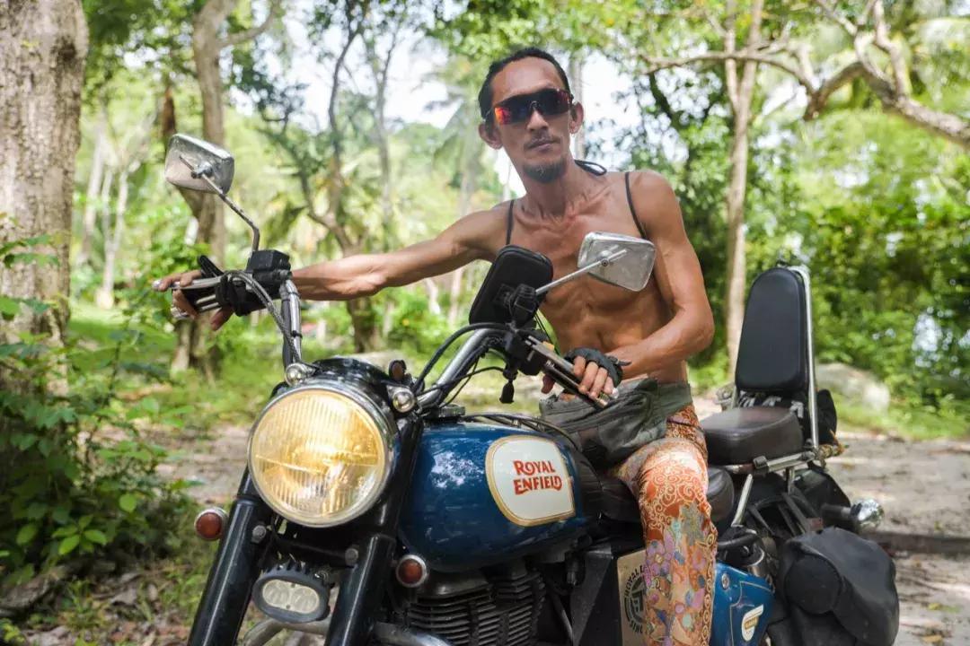 他卖掉豪宅搬进山洞,做出一个全世界风景最好的厕所