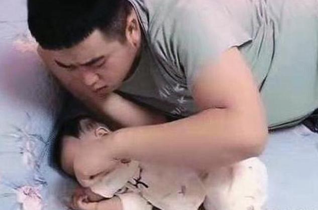 宝爸哄娃睡觉睁眼发现娃没了,宝爸带娃睡醒了