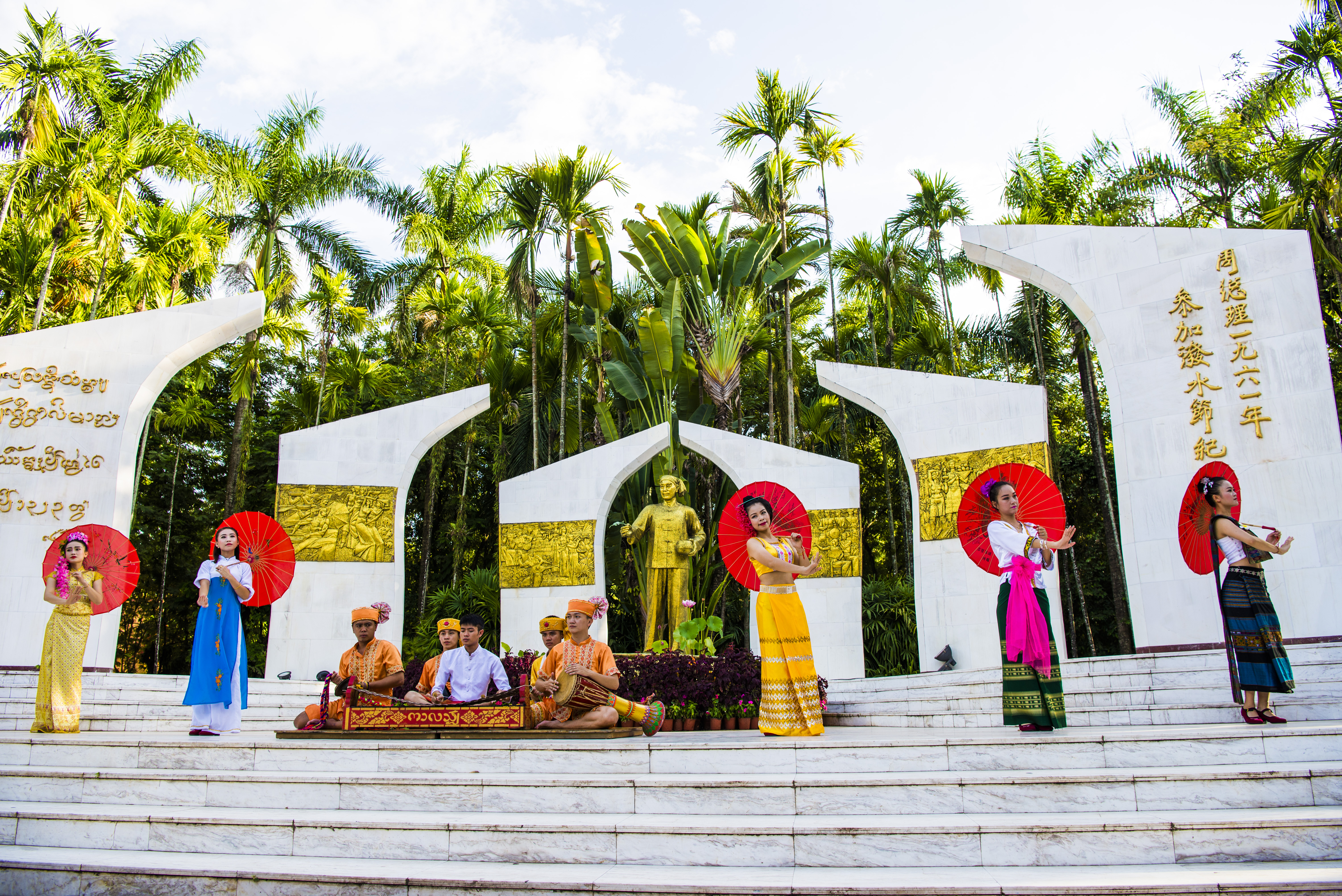 西双版纳曼听园歌舞表演时间,西双版纳曼听御花园篝火晚会