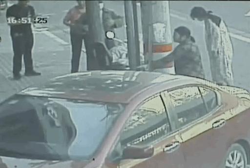 孕妇走路孩子突然“掉”出来，所幸母子平安，临盆征兆了解一下？