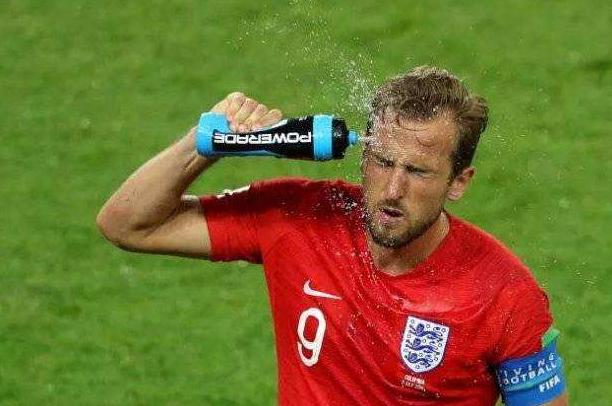 足球运动员训练的时候喝什么水,足球运动员体能为什么这么好