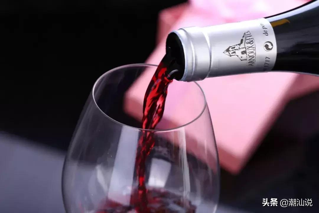 倒茶时对方敲三下桌子是什么意思,涨知识别人给你倒茶为何要敲三下