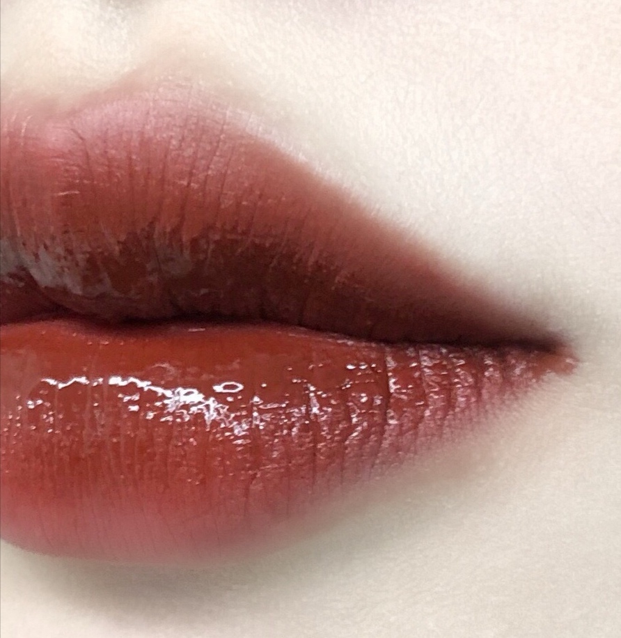 它是秋冬口红黑马，古力娜扎最爱的限定，阿玛尼405之后又一巅峰