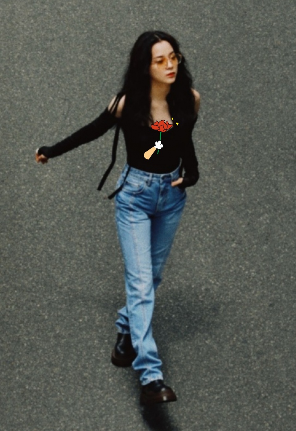 不敢信这是20岁的欧阳娜娜，为证明腿长，把牛仔裤穿成堆堆裤