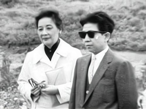 孔令伟是宋美龄和谁的孩子,孔令伟与宋美龄照片