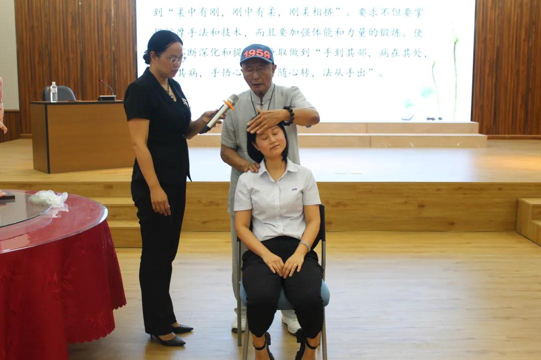 「关爱员工健康」福建立兴特邀漳州著名老中医开设颈椎健康讲座
