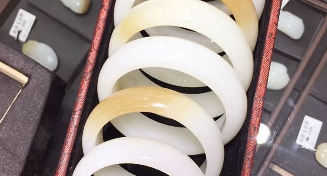 邓丽君一直佩戴的玉镯是圆的吗,邓丽君的翡翠手镯