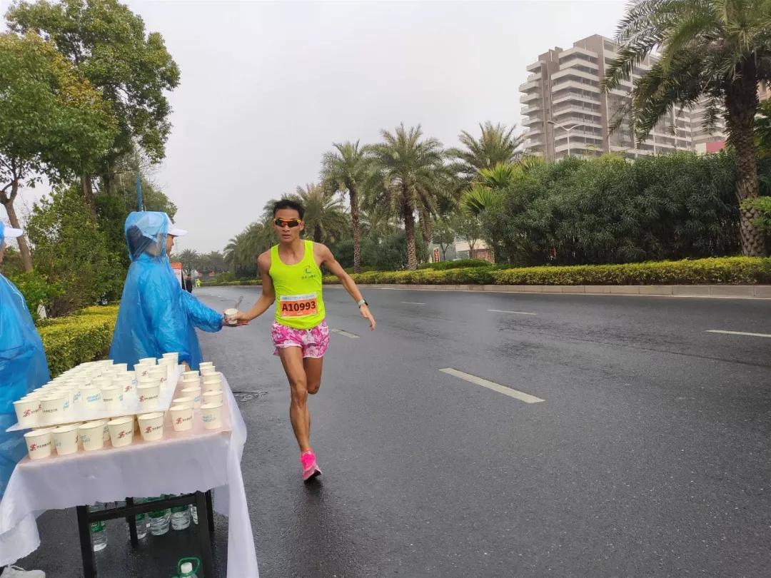 在街头当志愿者,凌晨四点出门当志愿者