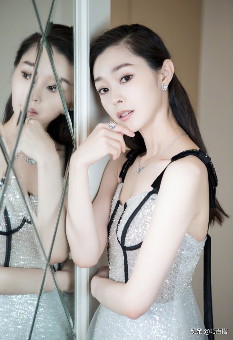 宋轶身着星空裙露出美丽天鹅颈,宋轶白色纱裙造型亮相品牌活动