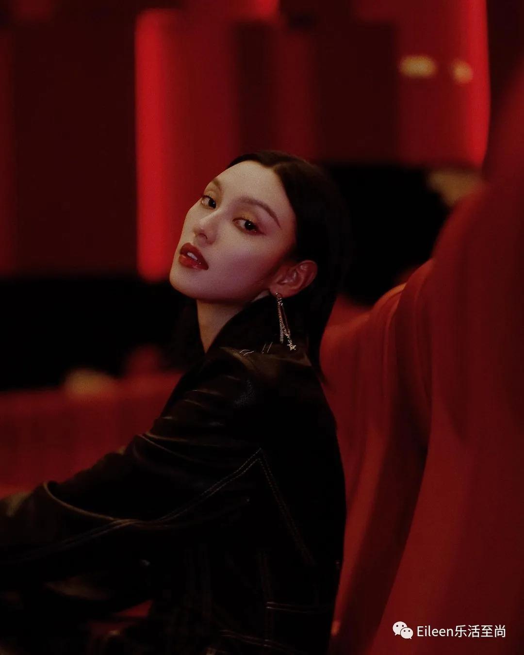 强捧成天后？未婚带女的她究竟如何成为大女主？