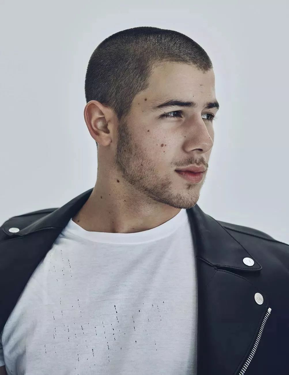 头发硬两边翘怎么办,男生头发很炸该怎么剪好看