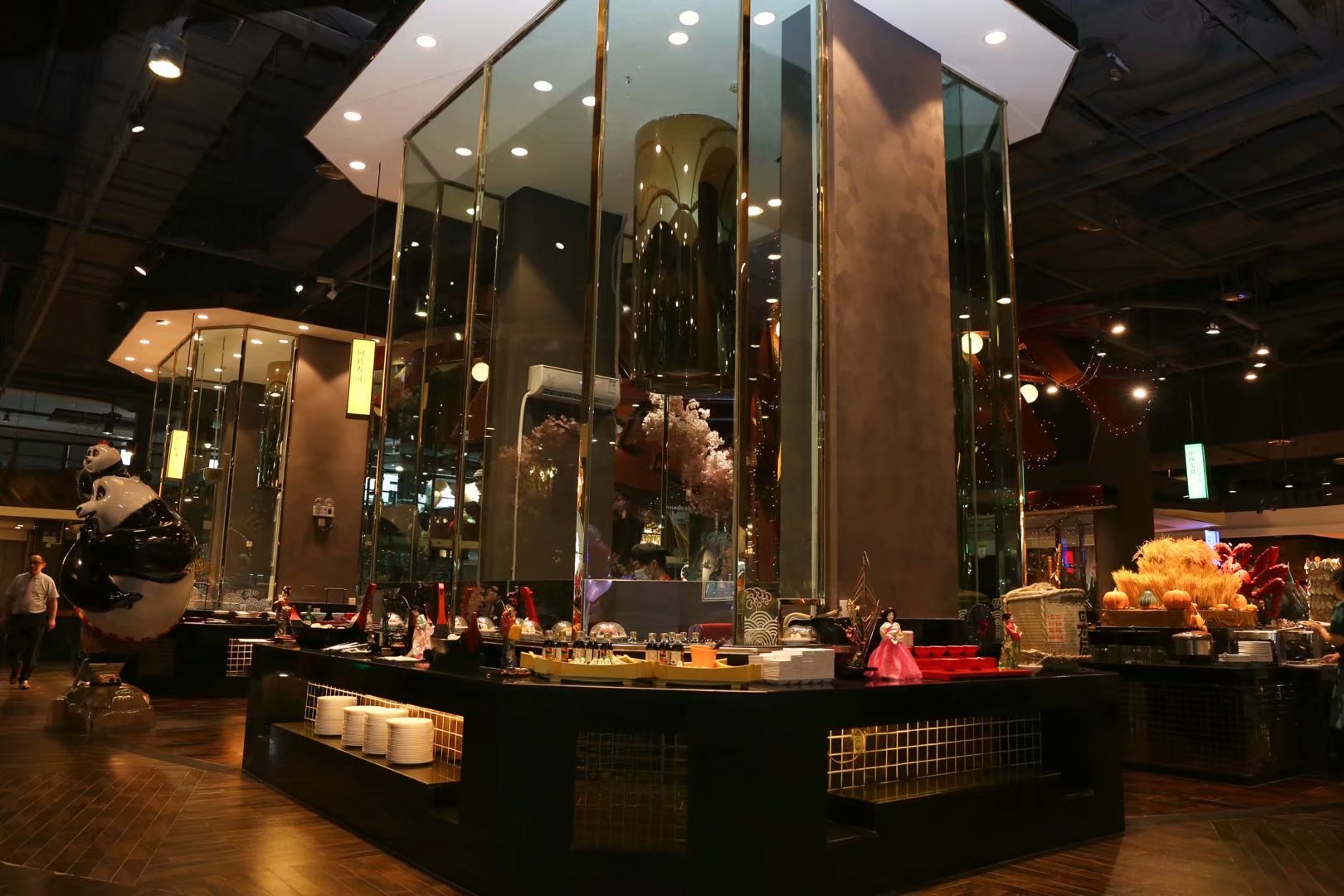 为了吃到自己心动的海鲜，这家粉丝投资了一个自助餐店