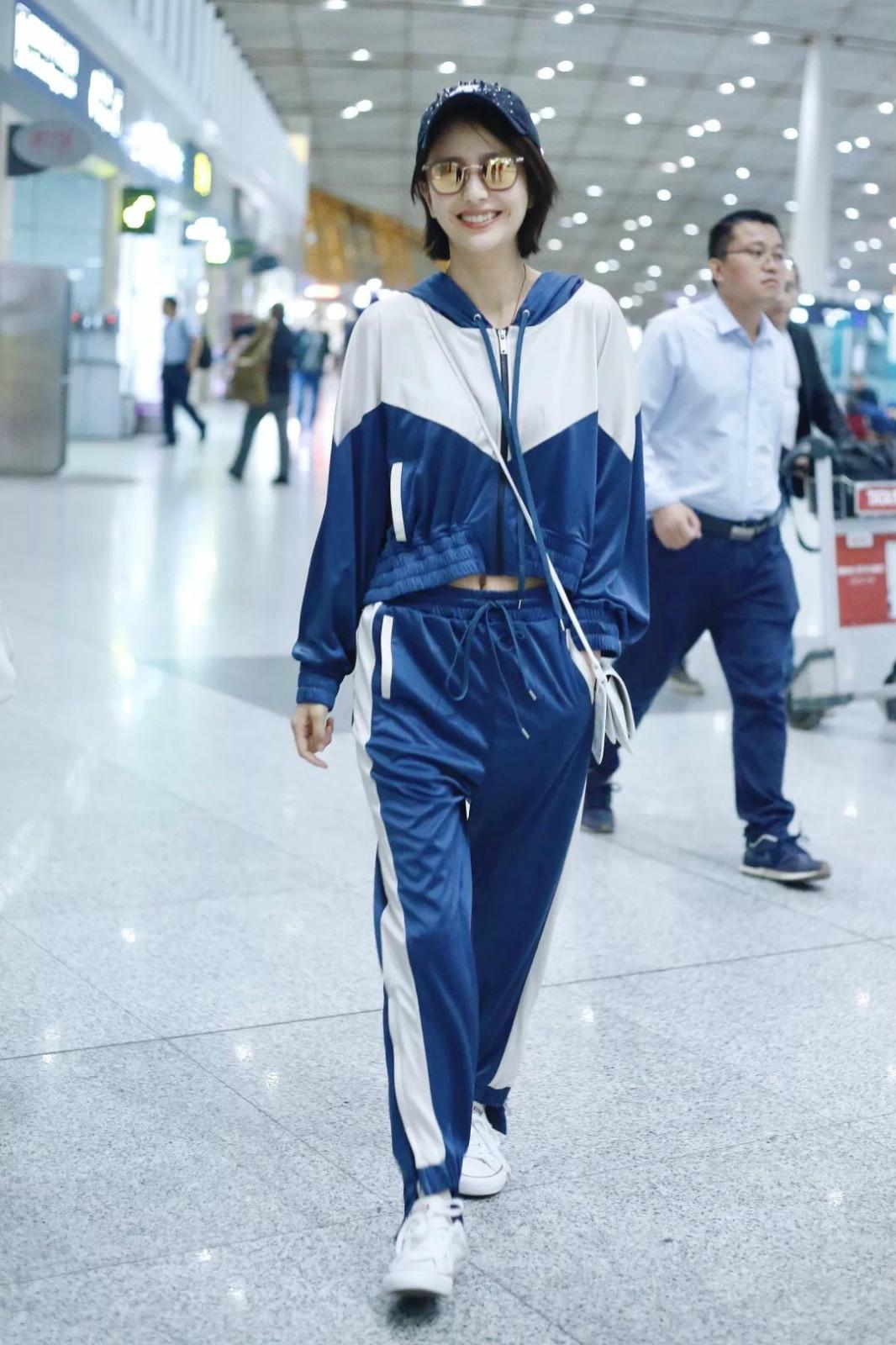 杨丞琳冻龄回到18岁,李荣浩演唱会杨丞琳露背长裙