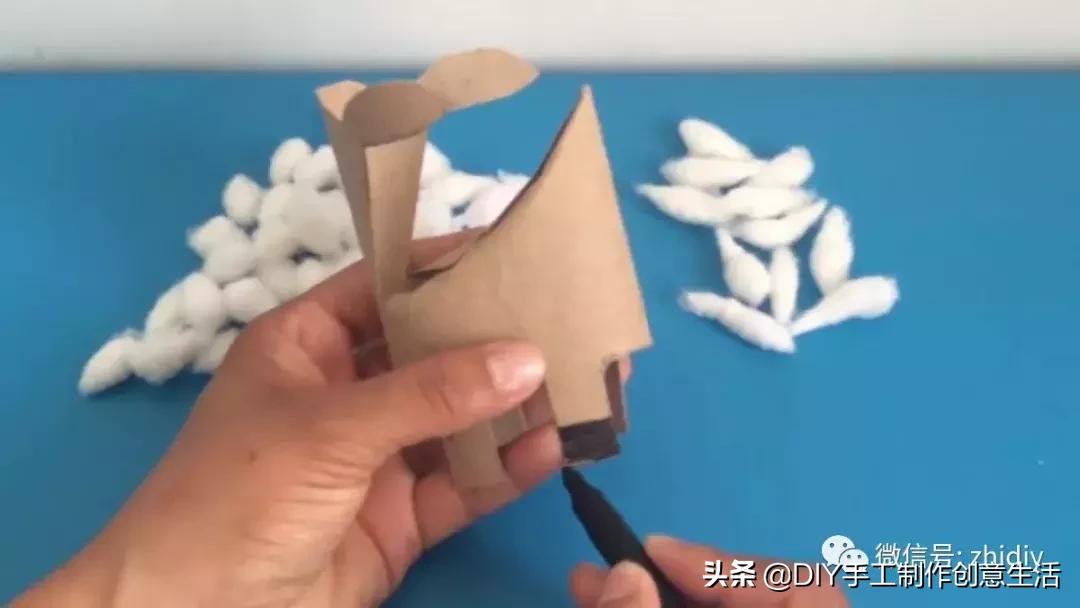 用白纸做个可爱的咩咩羊,用纸折一个可爱的小山羊