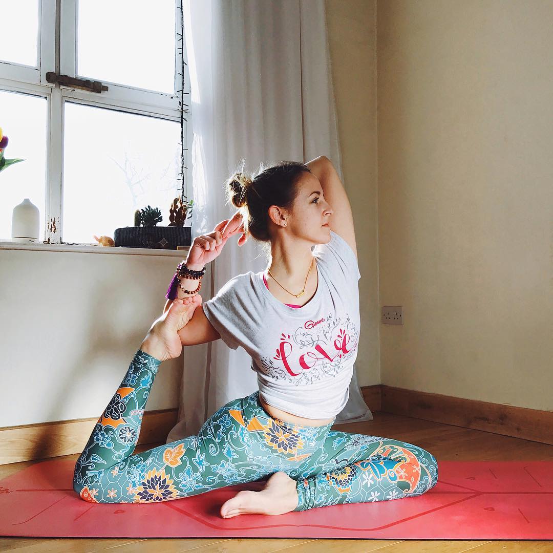 练瑜伽的女生适合穿什么样的裙,瑜伽运动上衣穿搭