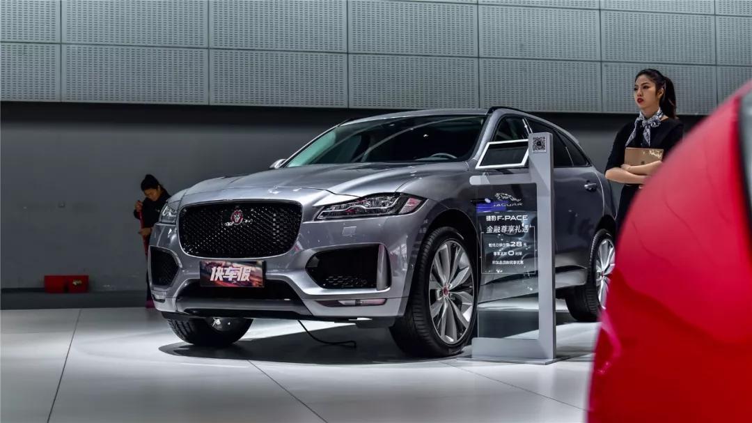 四十多万买捷豹f-pace到底值不值,捷豹f-pace又银色落地