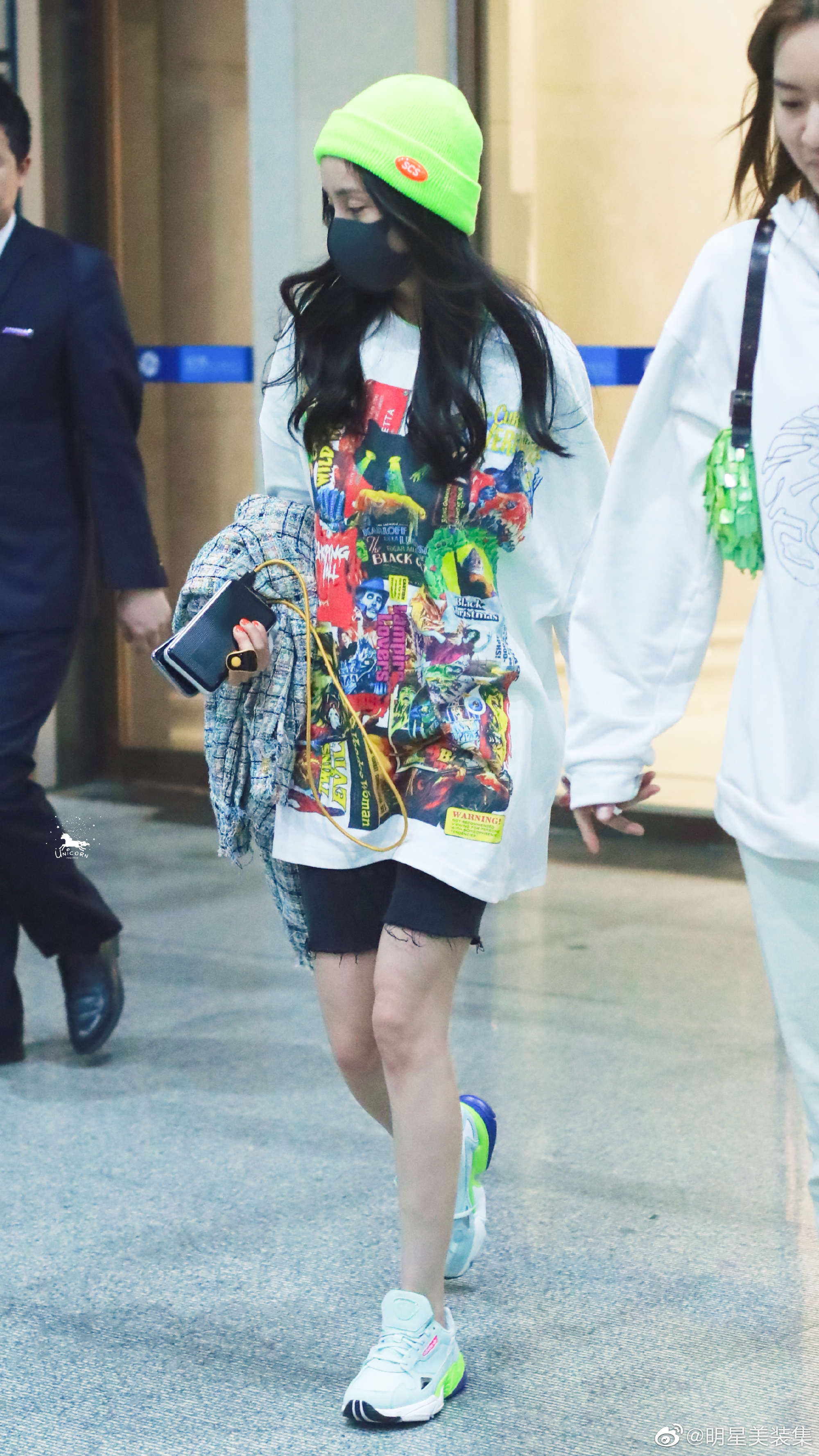 杨幂登大刊封面复古时髦超惊艳,杨幂登大刊封面演绎黑金时尚