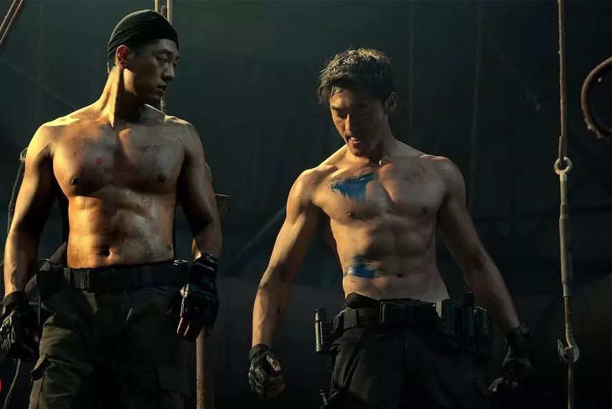 特警秀肌肉训练教学,特警上台表演自己的肌肉