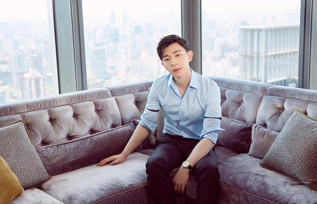 邓伦一件蓝色衬衫搭配西裤，再配上三七分发型，总裁范十足！