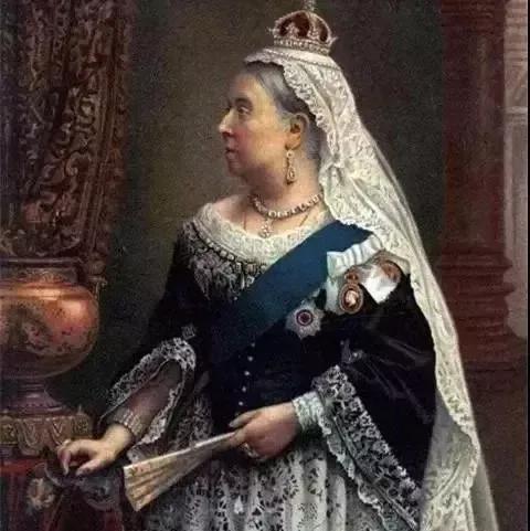 英国女王佩戴过的王冠,英国女王戴铂金