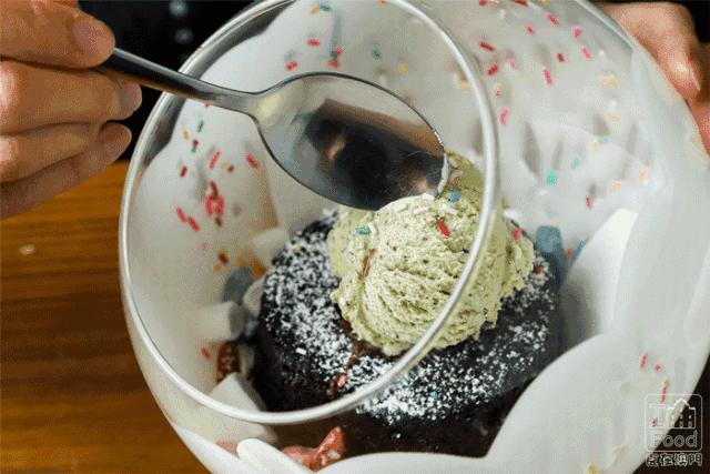 澳门探店｜新马路有一家人气斜坡西餐厅！菠萝BB猪必吃