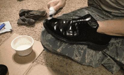 皮鞋穿脏了又有皱纹怎么办,黑皮鞋蹭痕修复小妙招